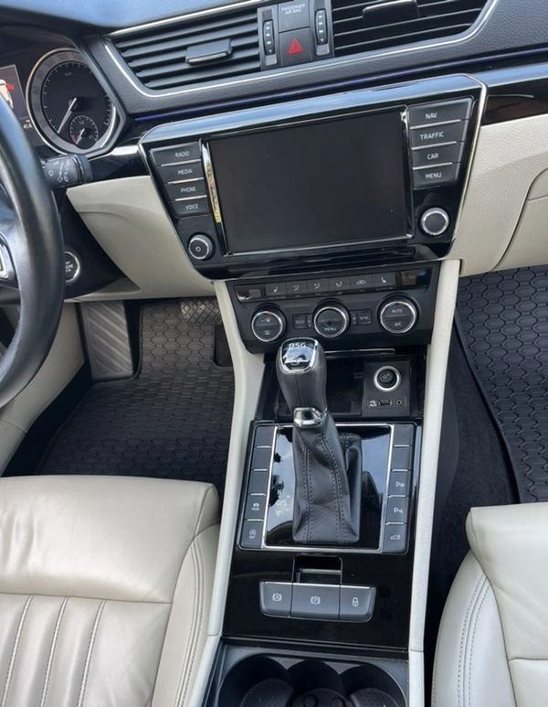 Skoda Superb cena 72900 przebieg: 177000, rok produkcji 2017 z Częstochowa małe 562
